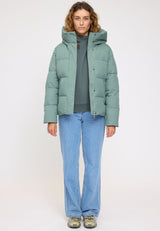 Angelique ist 1,75 und trägt Größe S