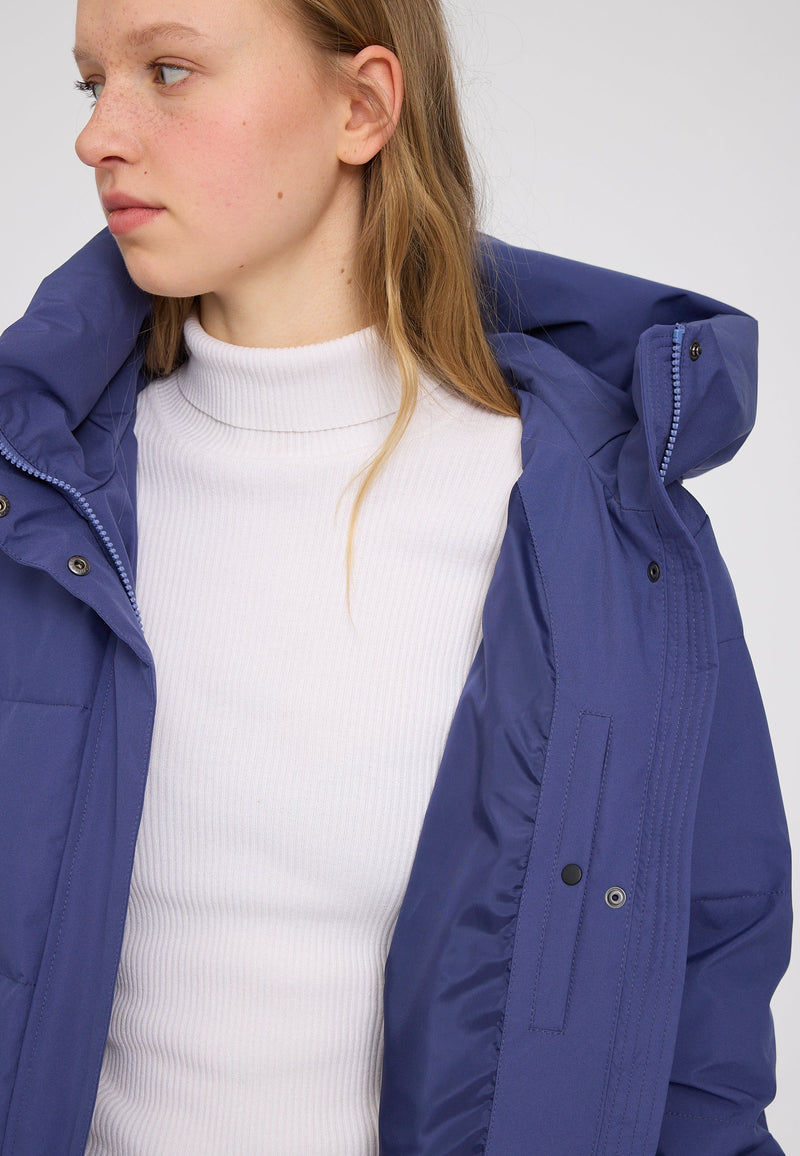 Julia ist 1,78 und trägt Größe S