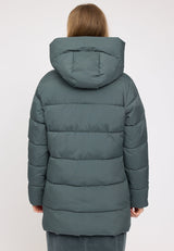 Julia ist 1,78 und trägt Größe S