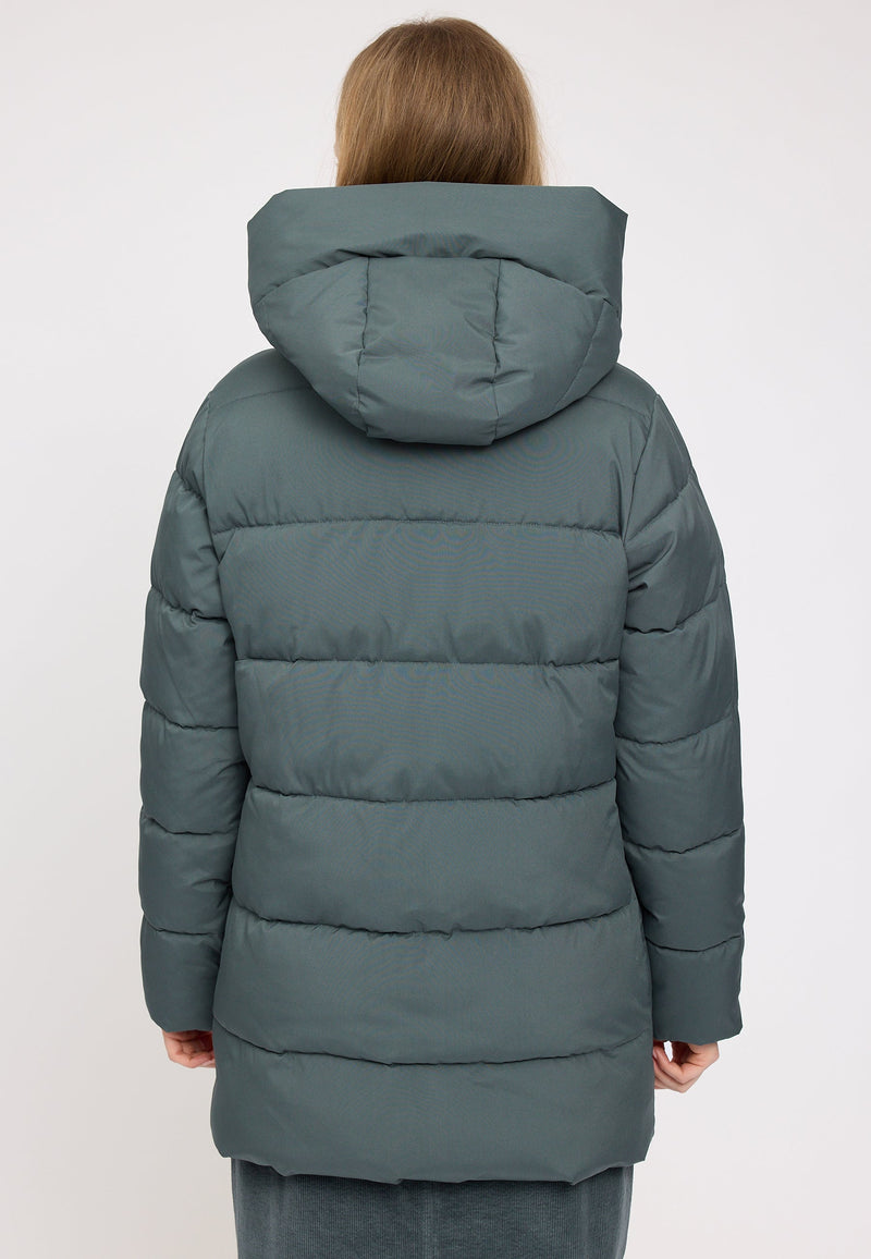 Julia ist 1,78 und trägt Größe S