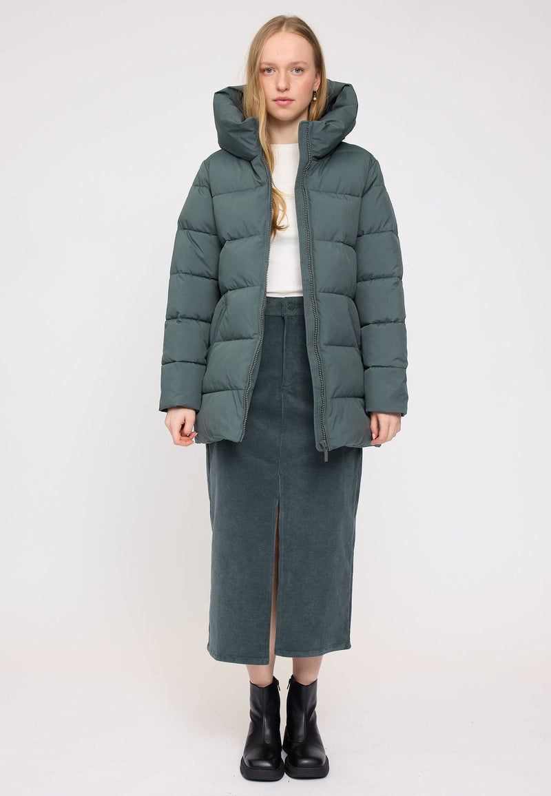 Julia ist 1,78 und trägt Größe S