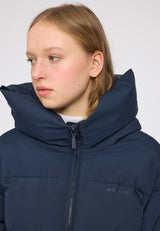 Julia ist 1,78 und trägt Größe S