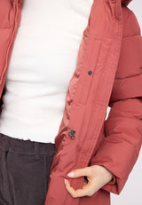 Julia ist 1,78 und trägt Größe S