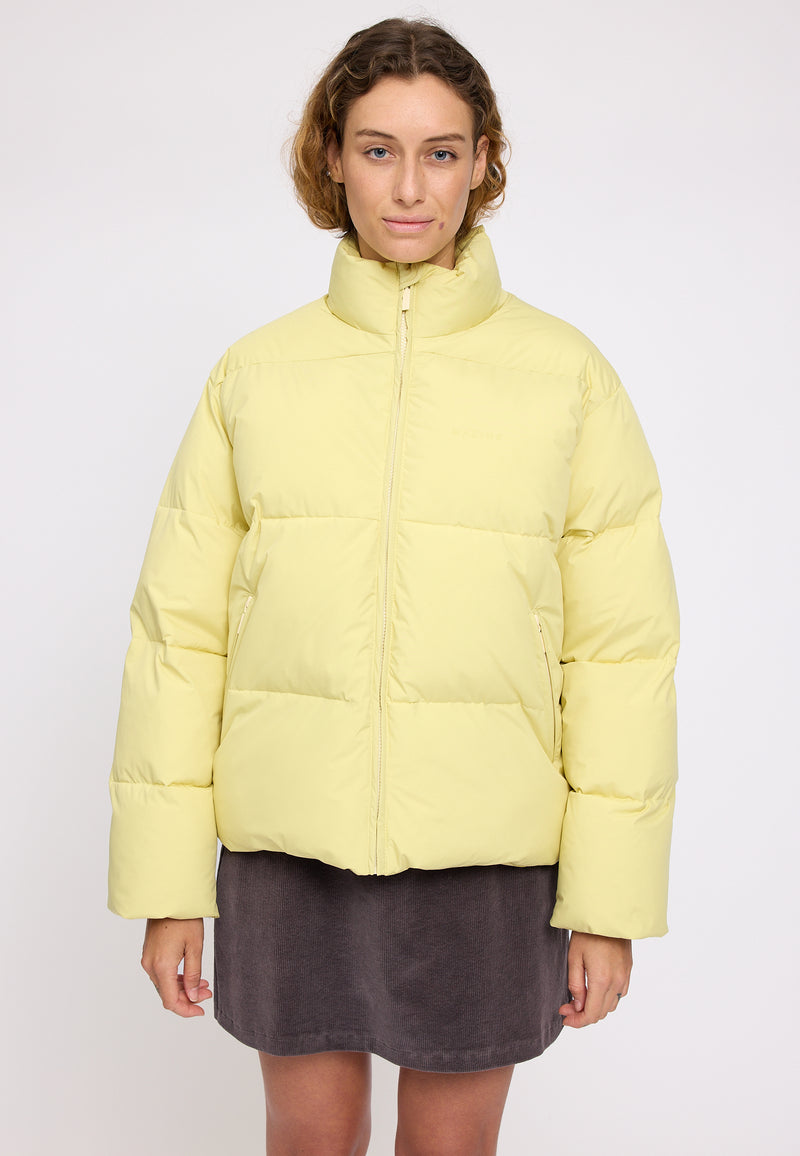 Angelique ist 1,75 und trägt Größe S