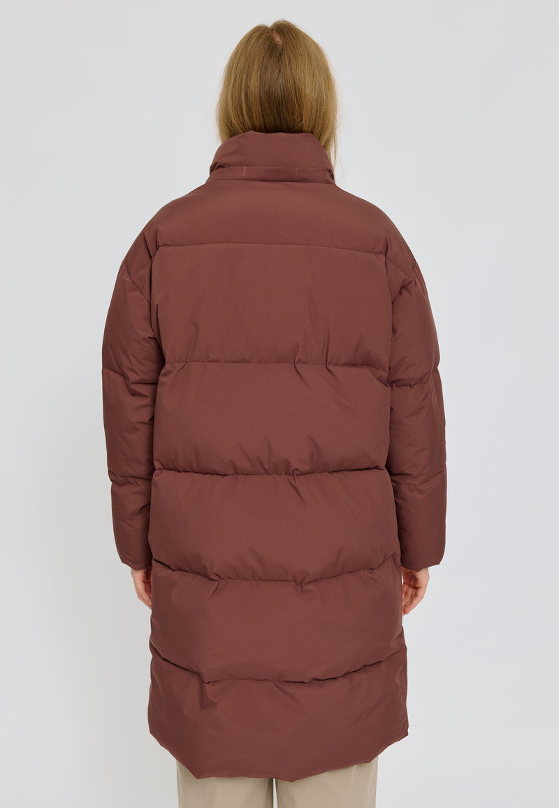 Julia ist 1,78 und trägt Größe S