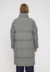 Julia ist 1,78 und trägt Größe S