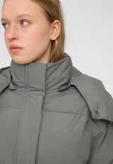 Angelique ist 1,75 und trägt Größe S