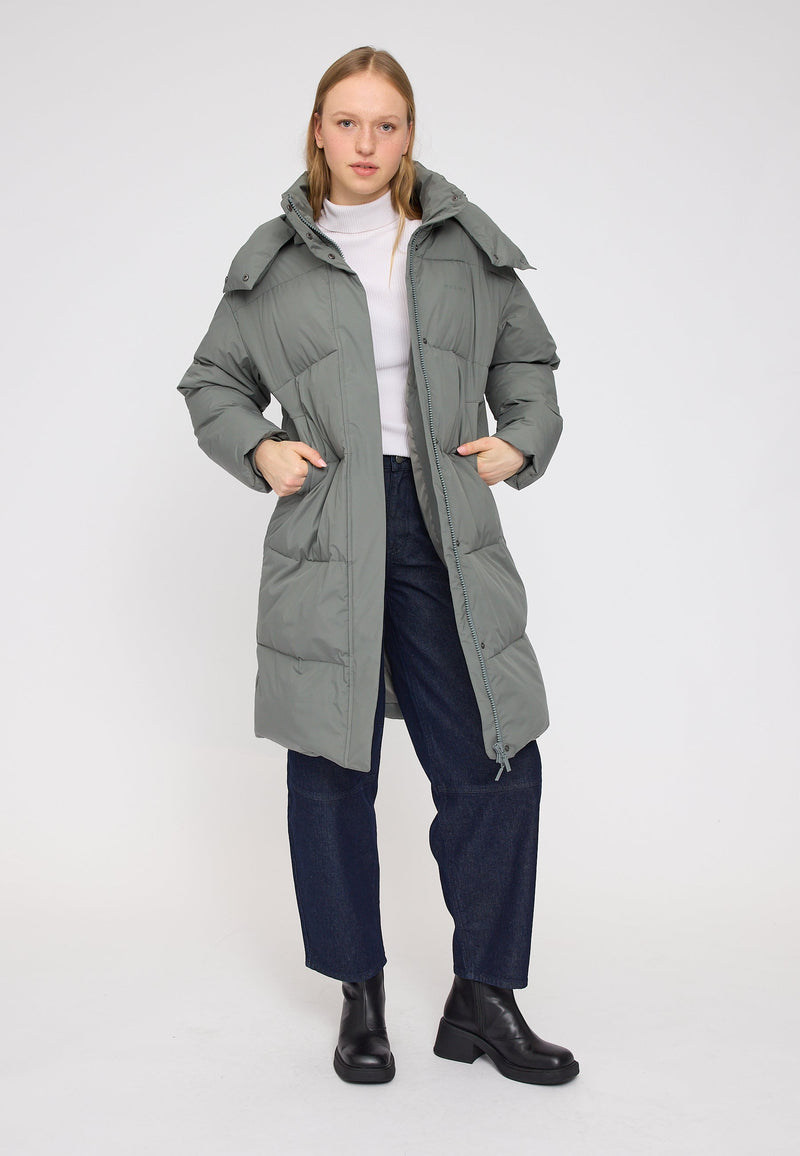 Angelique ist 1,75 und trägt Größe S