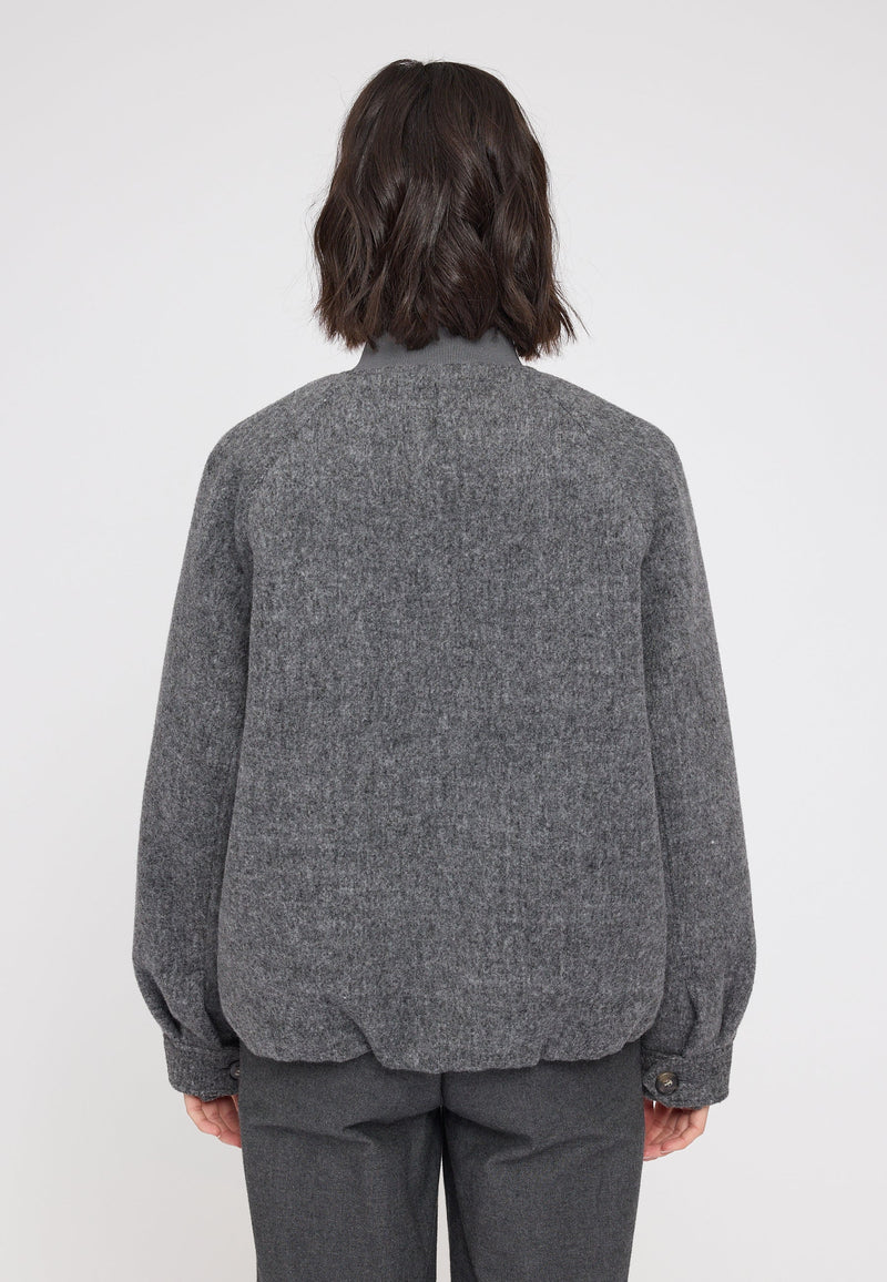 Maren ist 1,75 und trägt Größe S