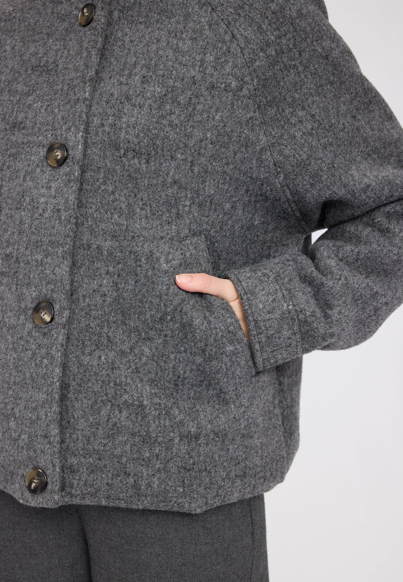 Maren ist 1,75 und trägt Größe S