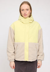 Julia ist 1,78 und trägt Größe S