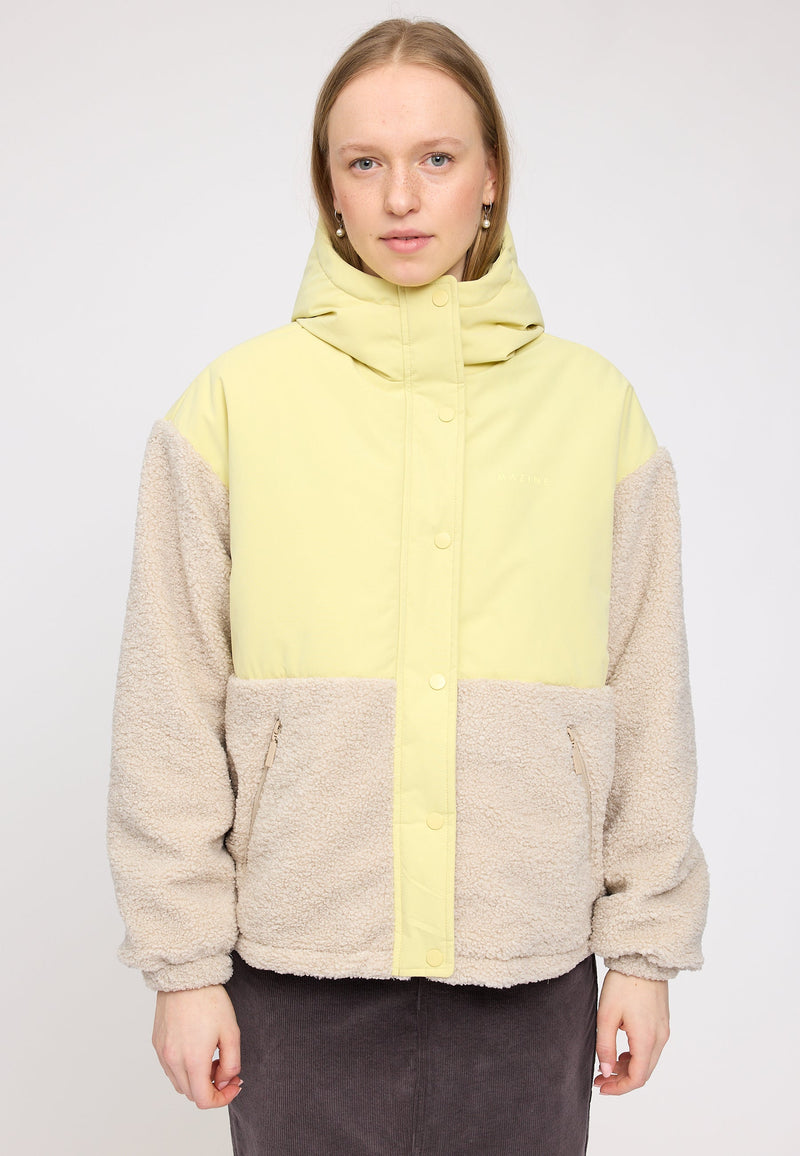 Julia ist 1,78 und trägt Größe S