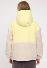 Julia ist 1,78 und trägt Größe S