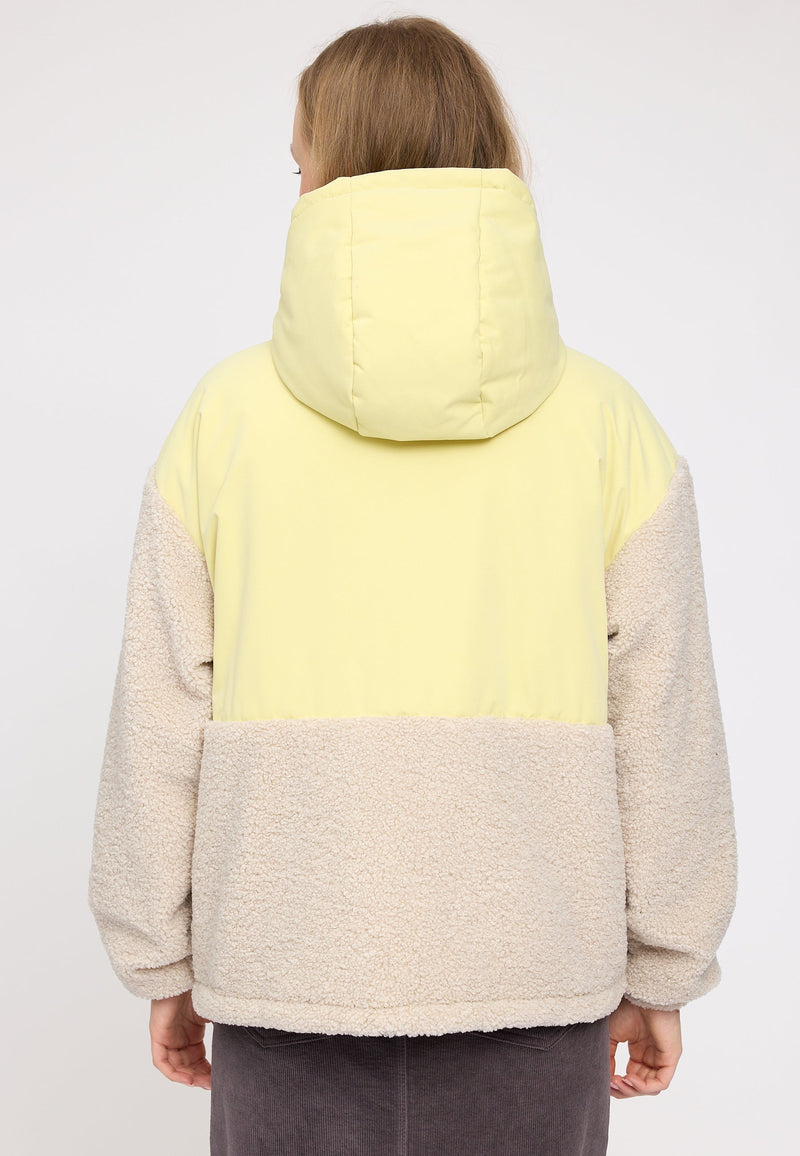 Julia ist 1,78 und trägt Größe S