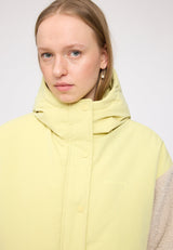 Julia ist 1,78 und trägt Größe S