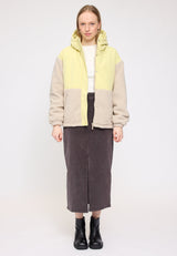 Julia ist 1,78 und trägt Größe S