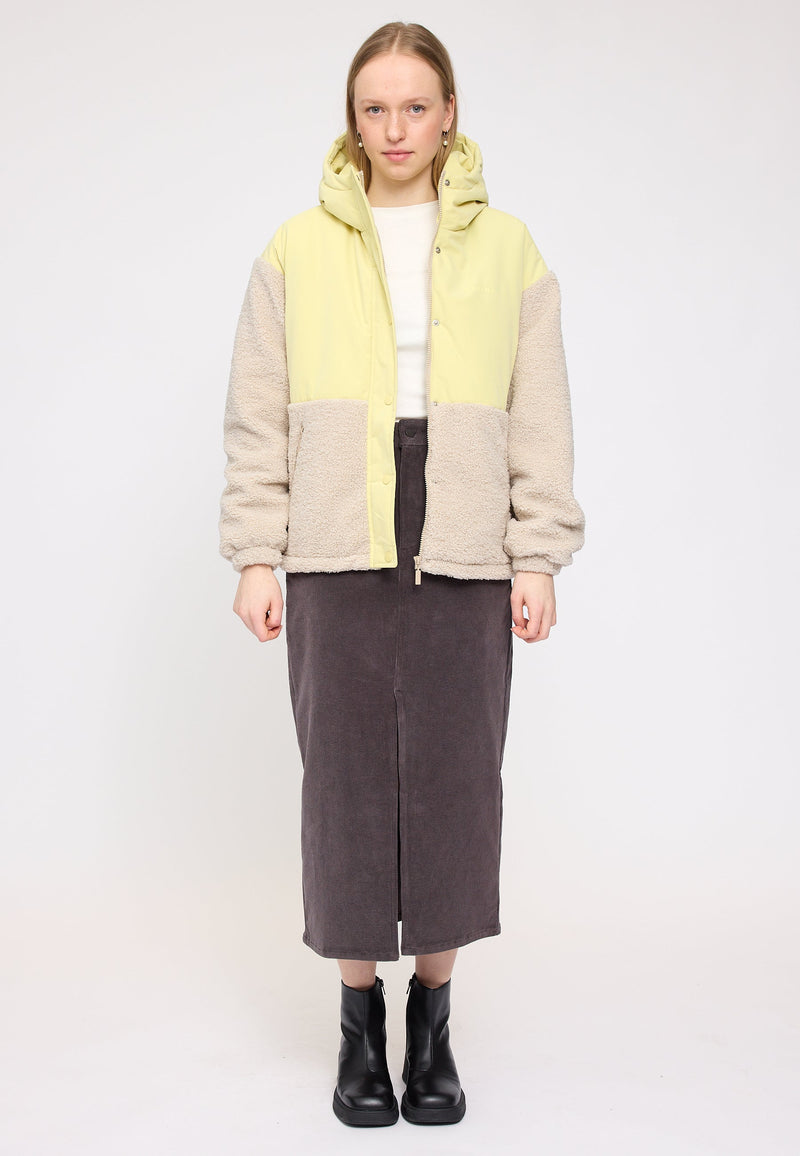 Julia ist 1,78 und trägt Größe S