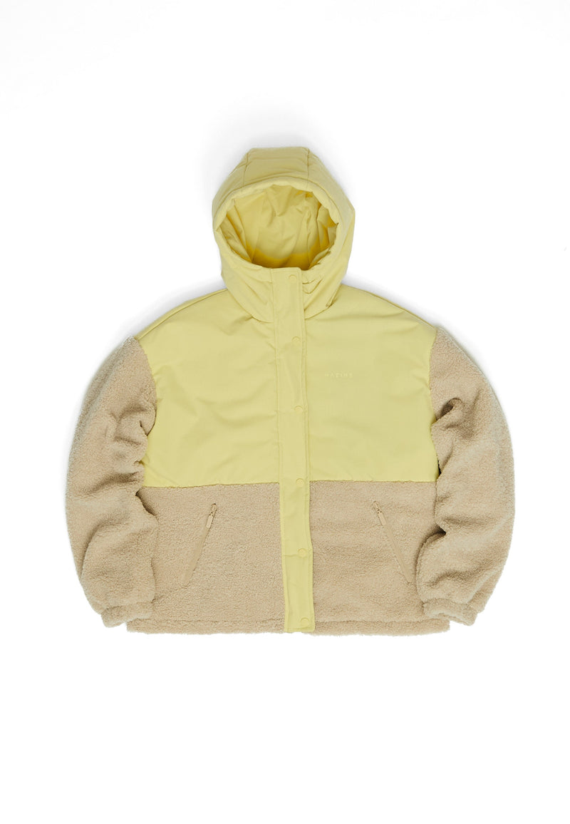 Julia ist 1,78 und trägt Größe S