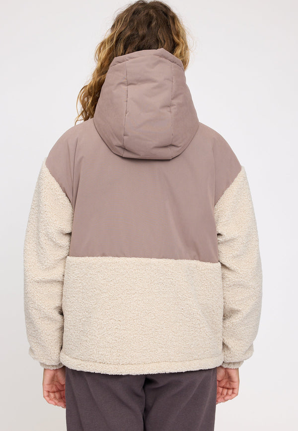 Angelique ist 1,75 und trägt Größe S