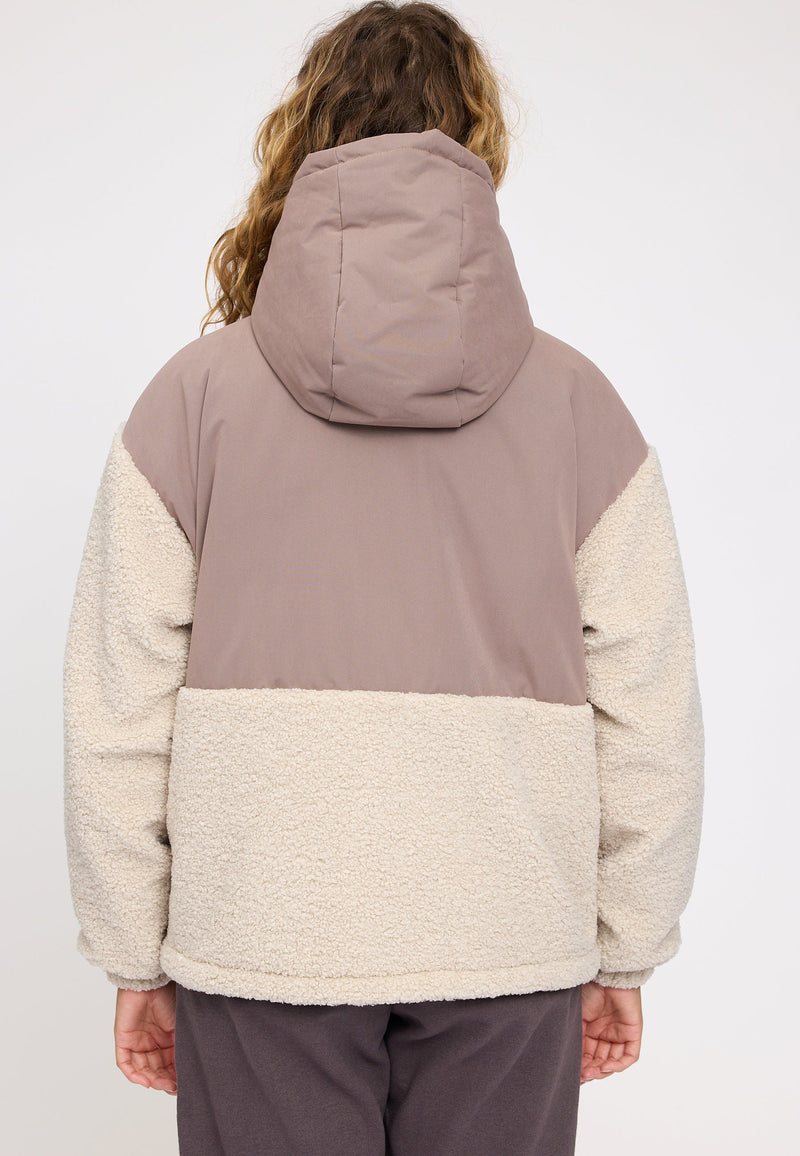 Angelique ist 1,75 und trägt Größe S