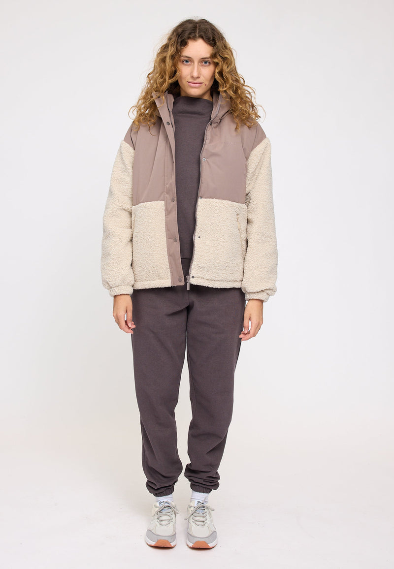 Angelique ist 1,75 und trägt Größe S