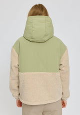 Julia ist 1,78 und trägt Größe S