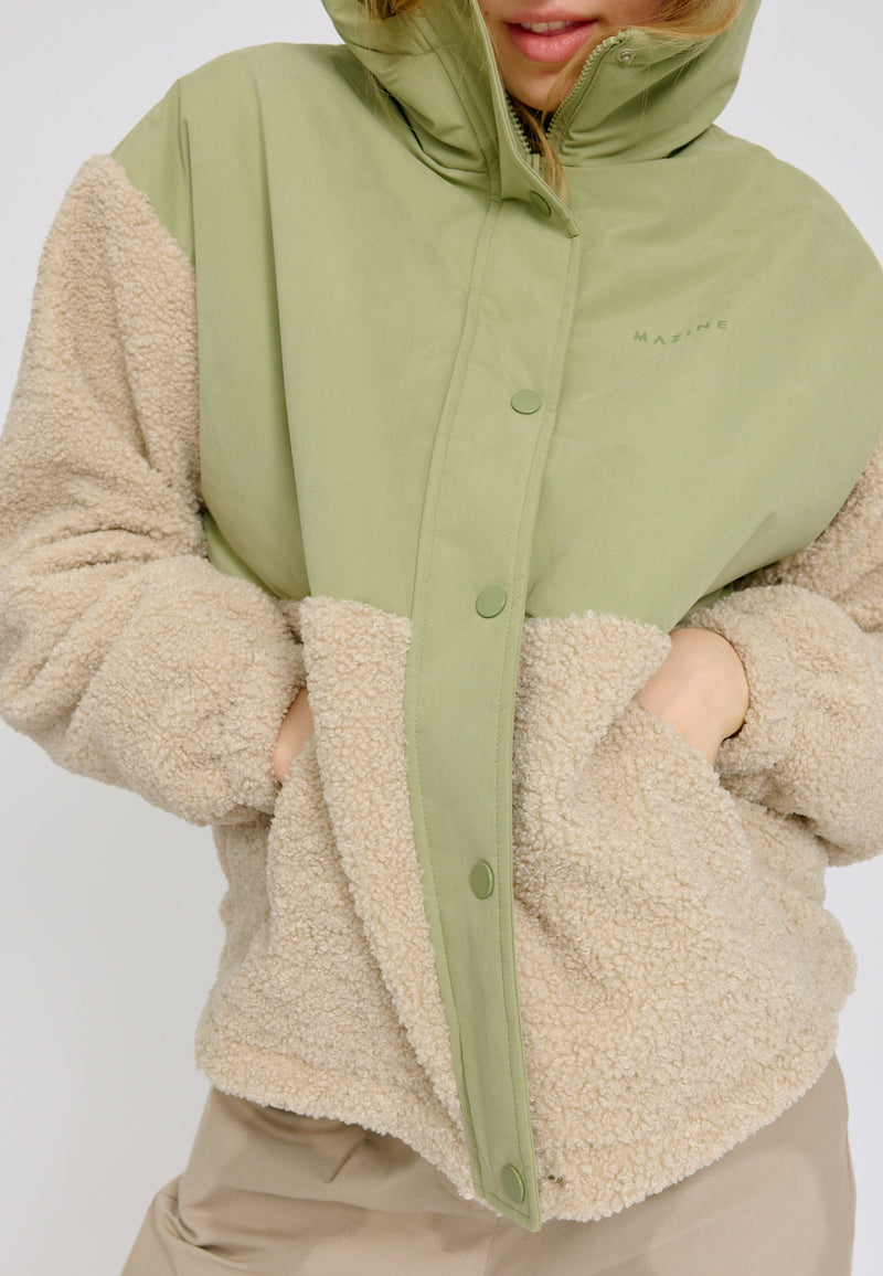 Julia ist 1,78 und trägt Größe S