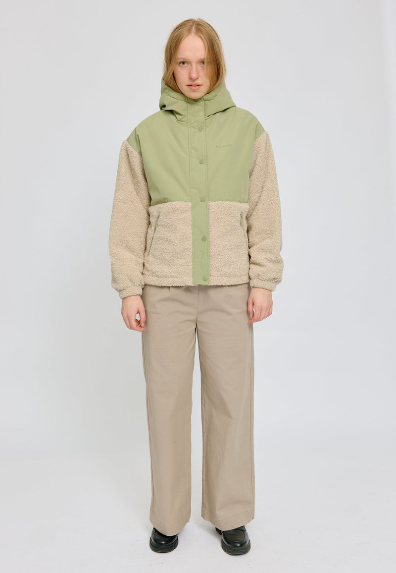 Julia ist 1,78 und trägt Größe S