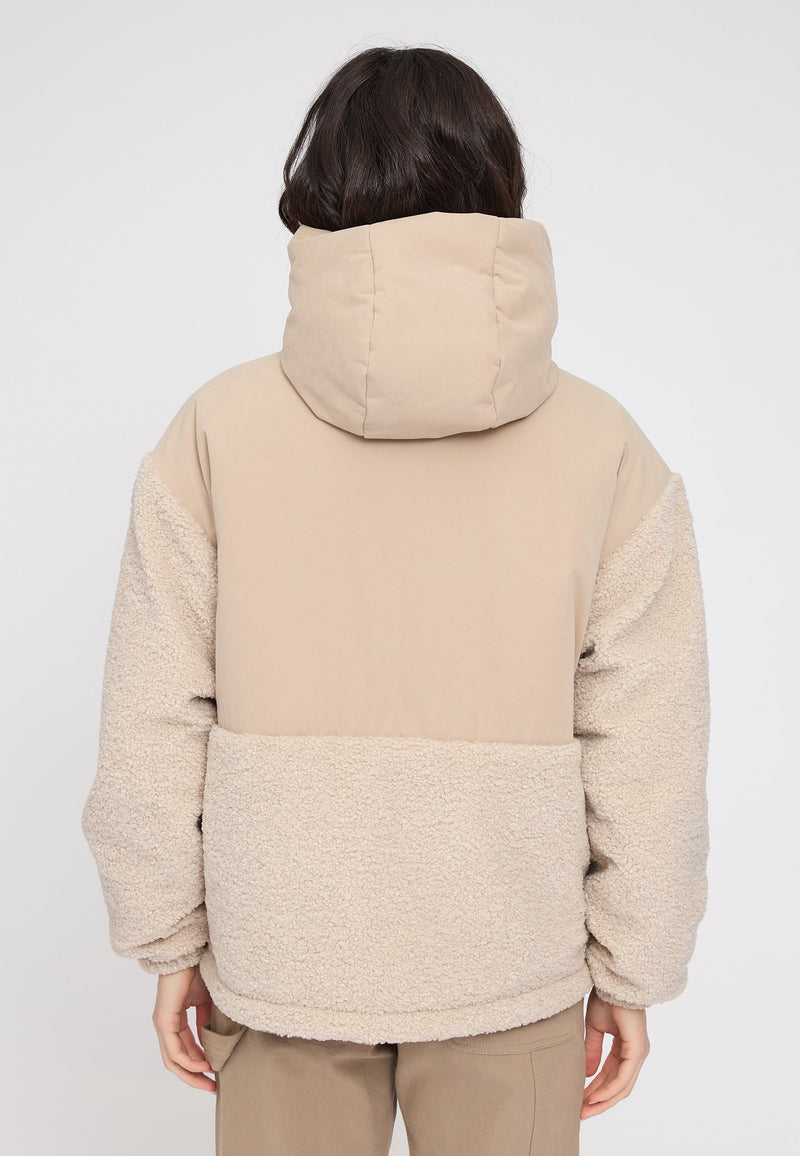 Maren ist 1,75 und trägt Größe S