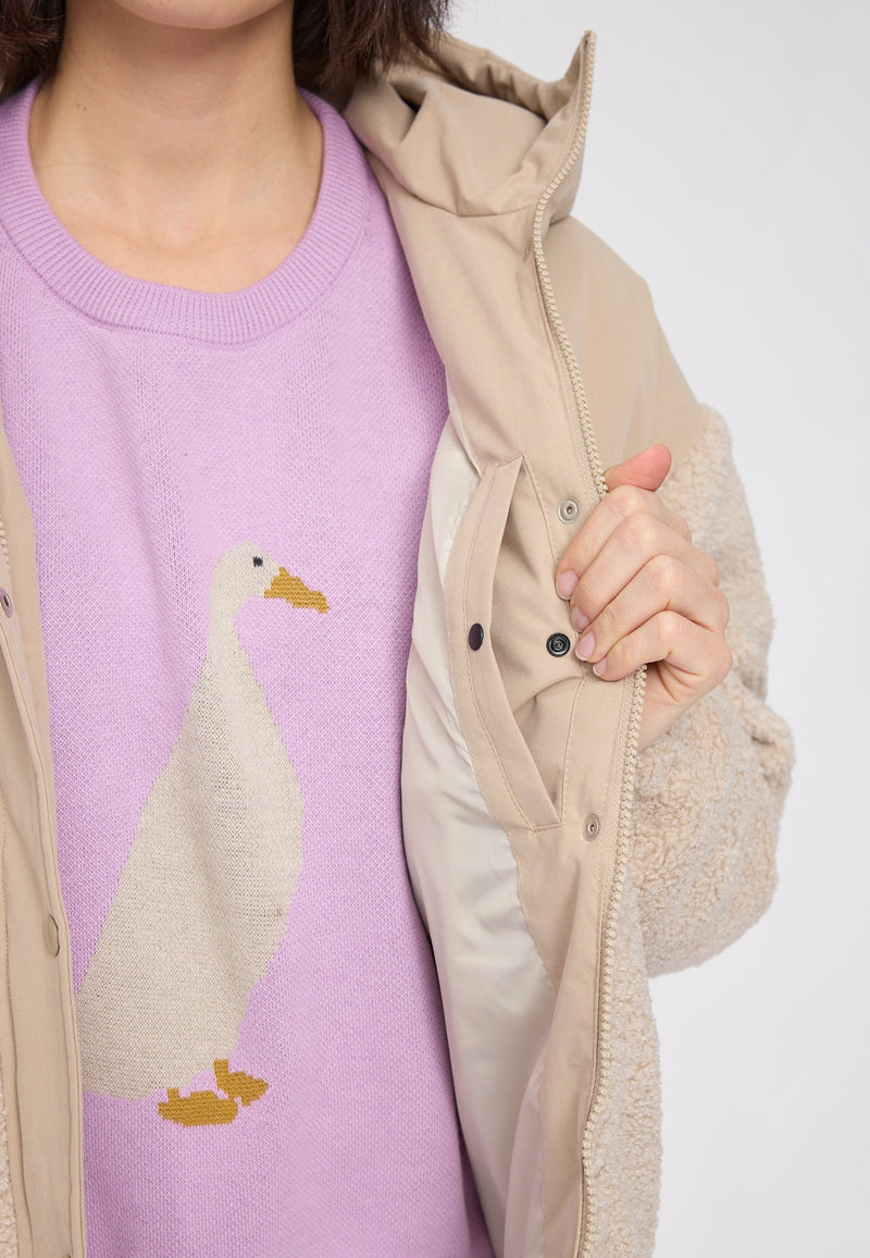 Maren ist 1,75 und trägt Größe S