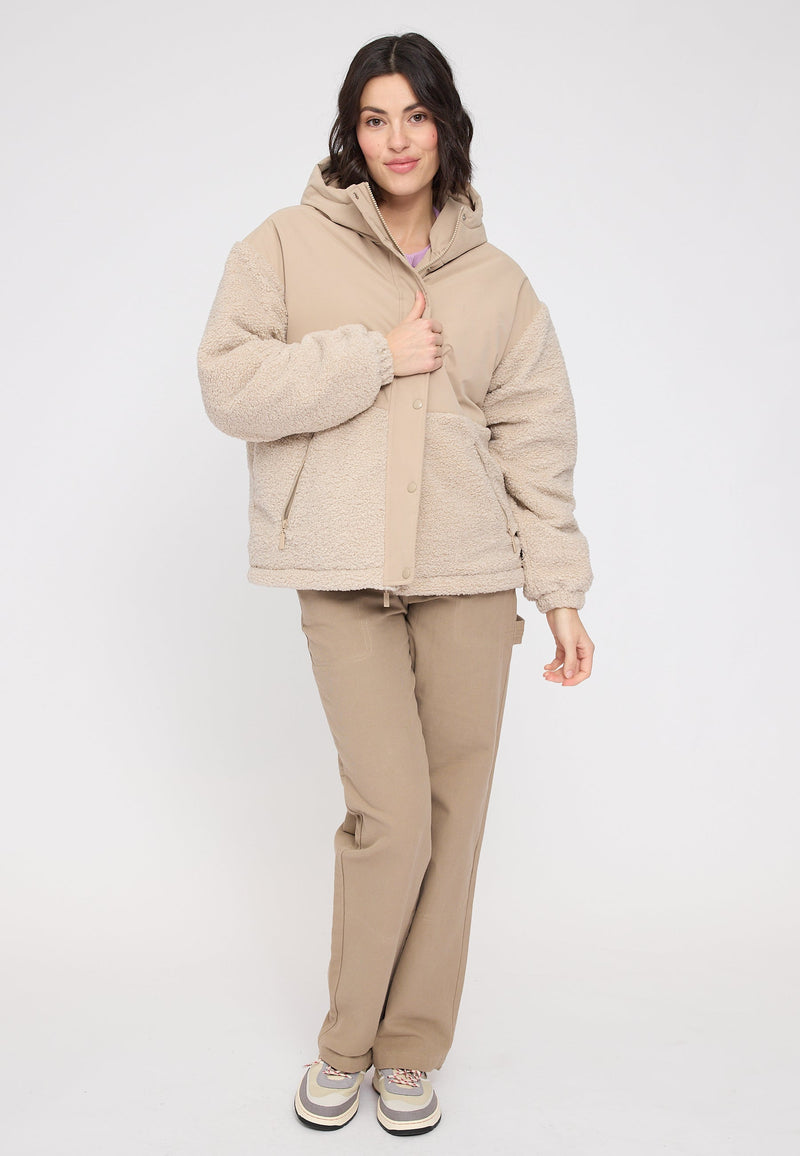 Julia ist 1,78 und trägt Größe S