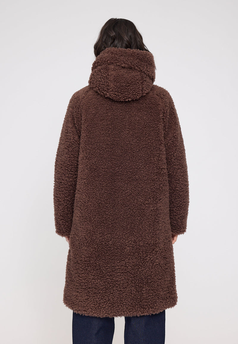 Maren ist 1,75 und trägt Größe S