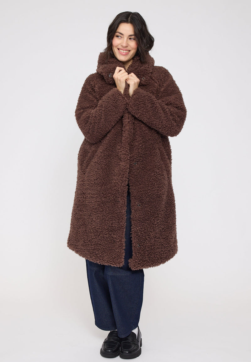 Maren ist 1,75 und trägt Größe S