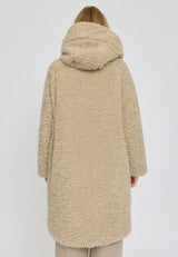 Julia ist 1,78 und trägt Größe S