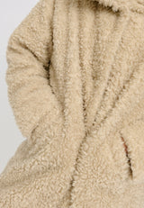 Julia ist 1,78 und trägt Größe S