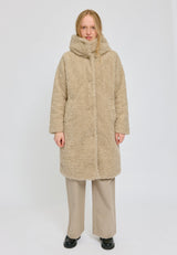 Julia ist 1,78 und trägt Größe S