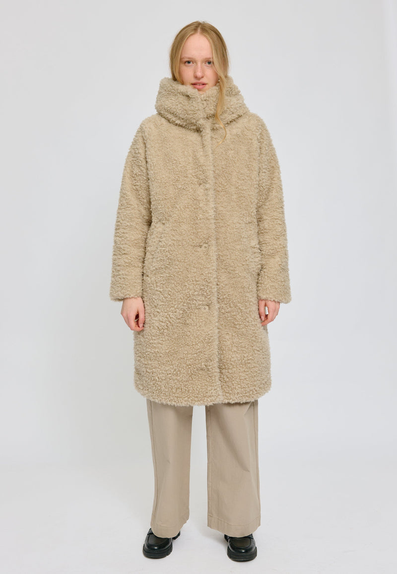 Julia ist 1,78 und trägt Größe S