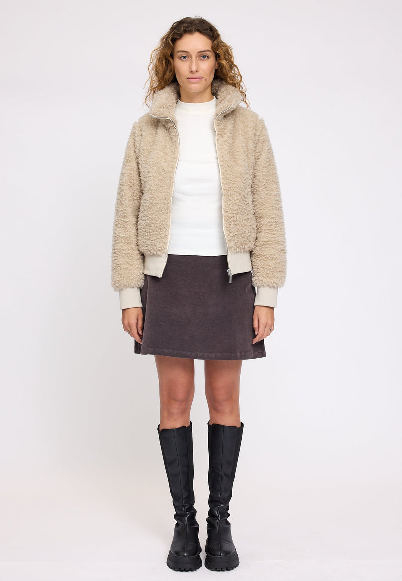 Angelique ist 1,75 und trägt Größe S