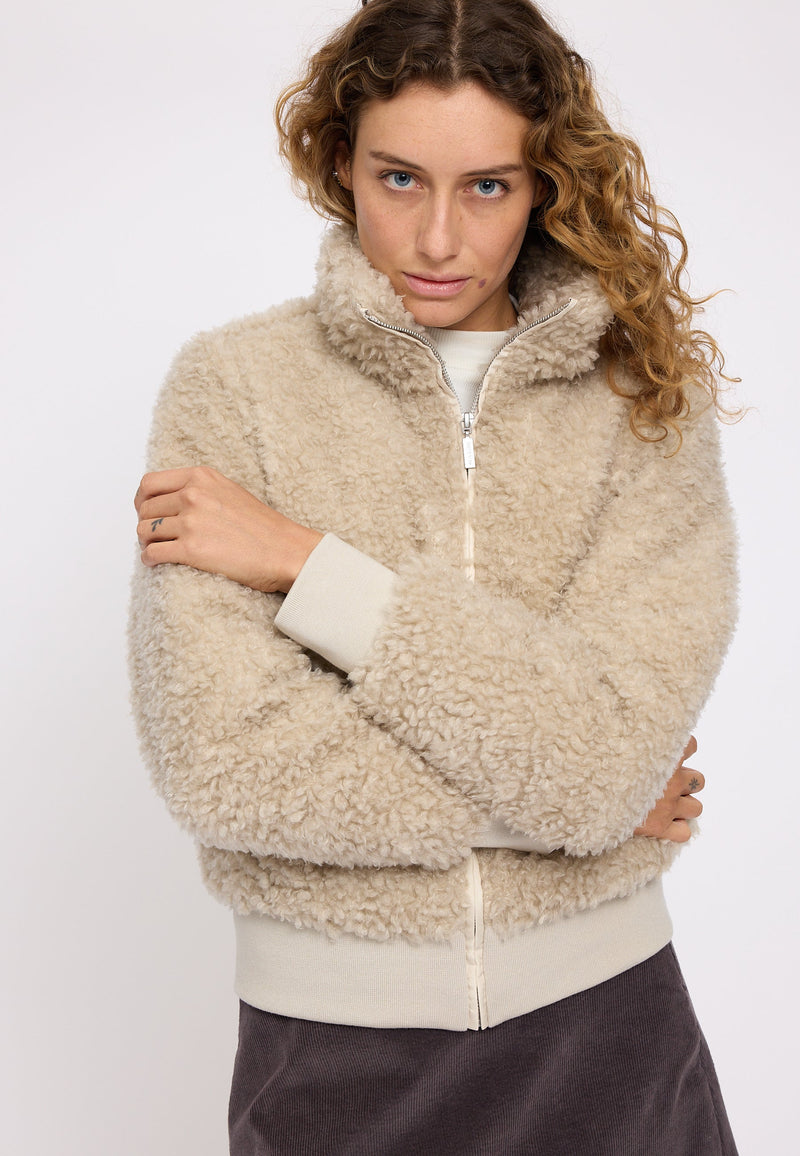 Angelique ist 1,75 und trägt Größe S