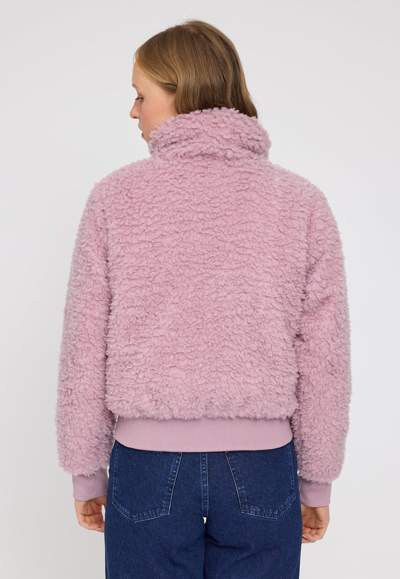 Julia ist 1,78 und trägt Größe S