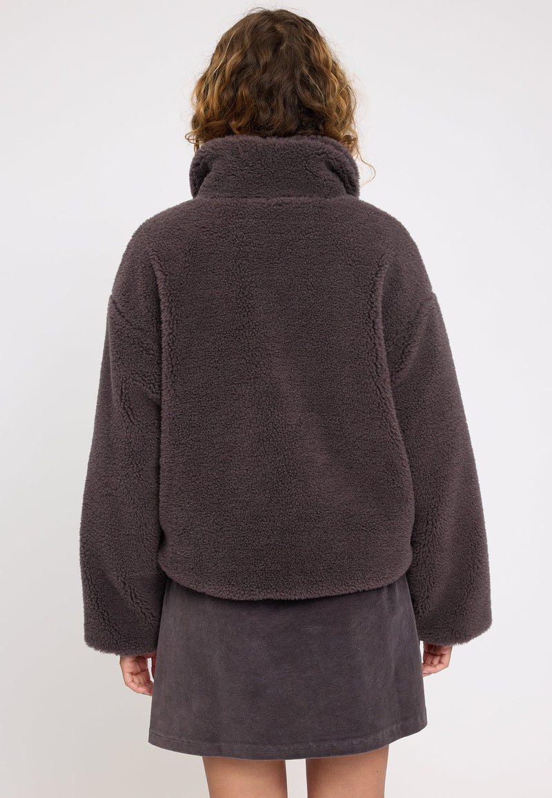 Angelique ist 1,75 und trägt Größe S