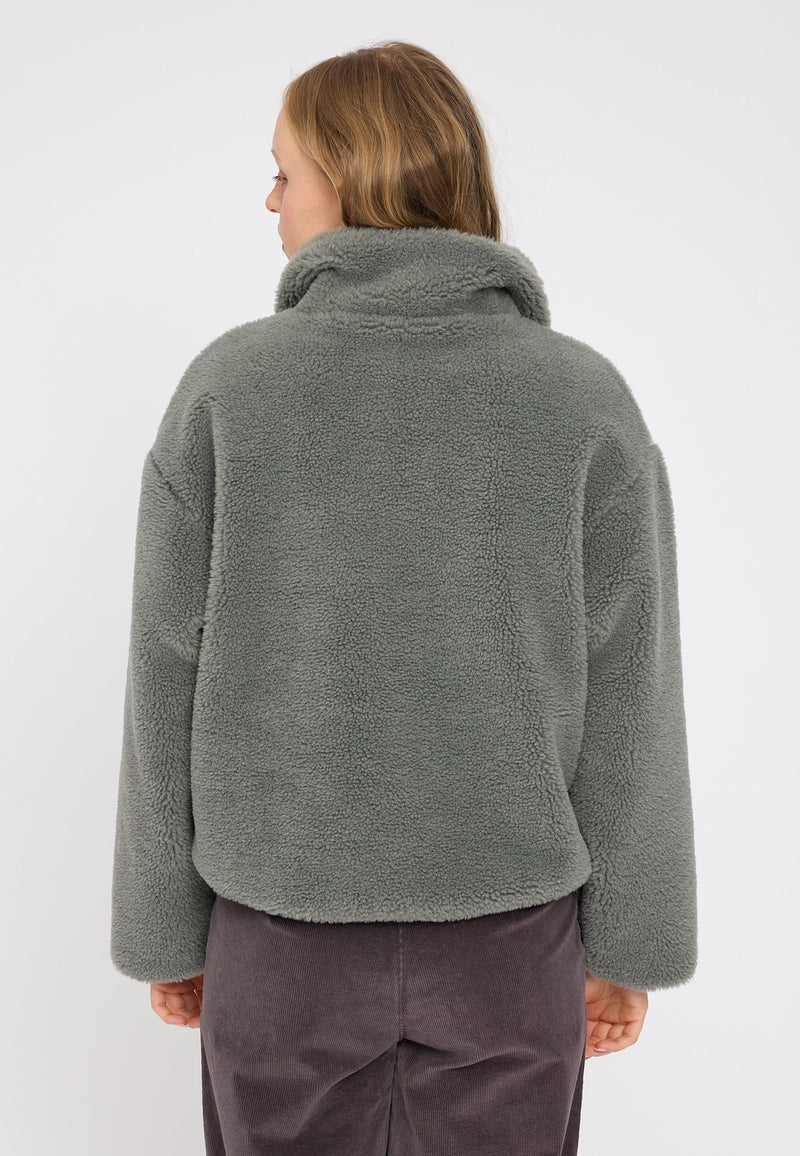 Julia ist 1,78 und trägt Größe S