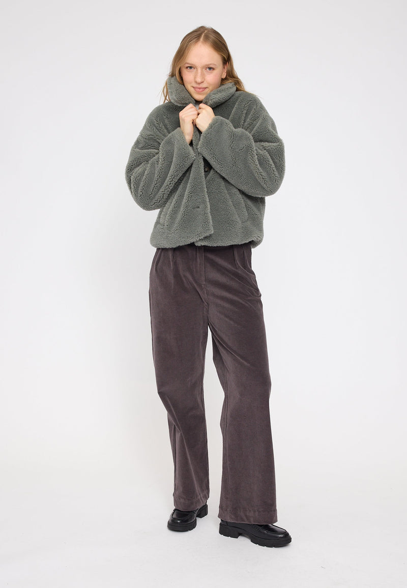 Julia ist 1,78 und trägt Größe S