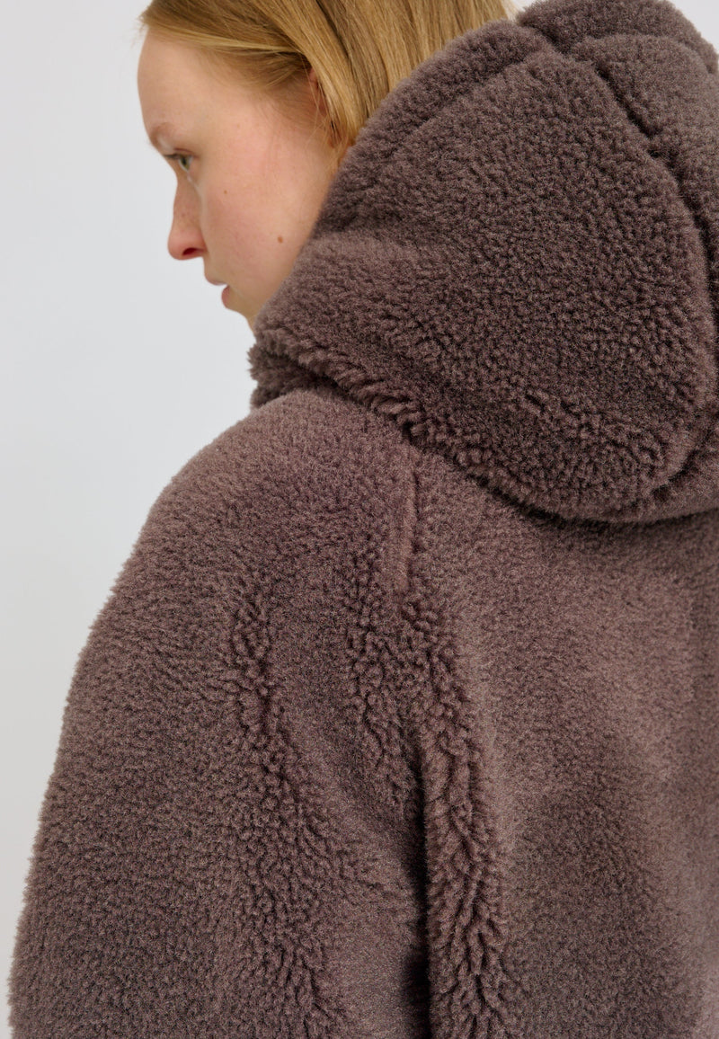 Julia ist 1,78 und trägt Größe S