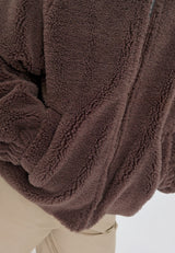 Julia ist 1,78 und trägt Größe S