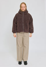 Julia ist 1,78 und trägt Größe S