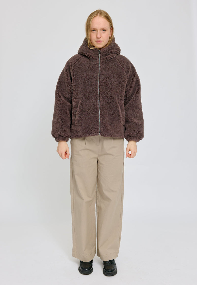 Julia ist 1,78 und trägt Größe S