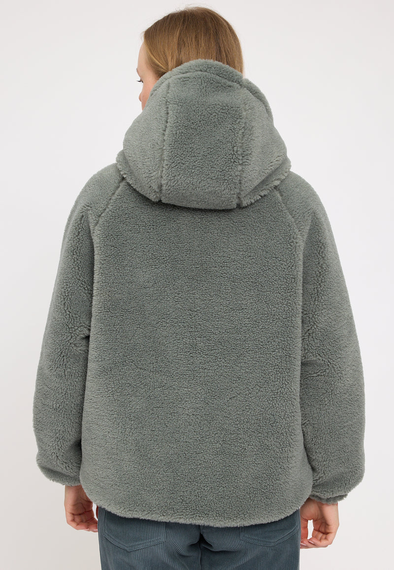 Julia ist 1,78 und trägt Größe S