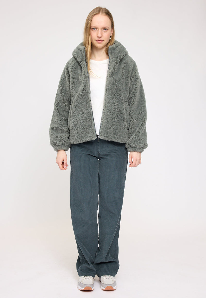 Julia ist 1,78 und trägt Größe S