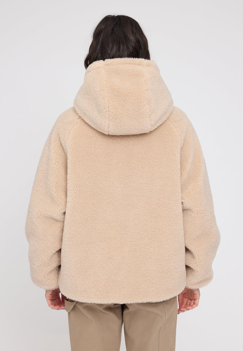 Maren ist 1,75 und trägt Größe S